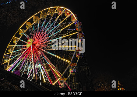 Großes Riesenrad East Princes Street Gardens Edinburgh Schottland, Teil der Neujahr Urlaubsattraktionen, in der Nacht Stockfoto