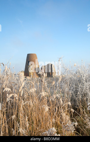 Abtei St. Benet an einem gefrorenen Tag nach einem dramatischen Winter Rauhreif auf den Norfolk Broads Stockfoto