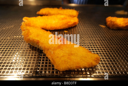 Panierte Fisch aufgetischt wird auf den Chip-Korb Fisch und chip-Café Hove UK Stockfoto