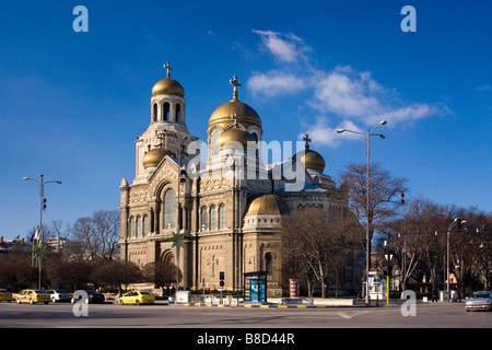 Die goldenen Kuppeln der Kathedrale aus dem 19. Jahrhundert der Himmelfahrt der Jungfrau Maria in Varna, Bulgarien Stockfoto