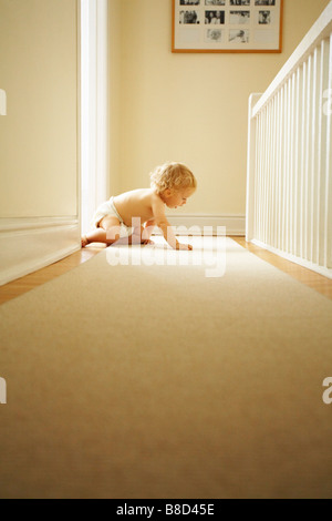Baby krabbeln Flur Stockfoto