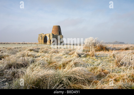 Abtei St. Benet an einem gefrorenen Tag nach einem dramatischen Winter Rauhreif auf den Norfolk Broads Stockfoto