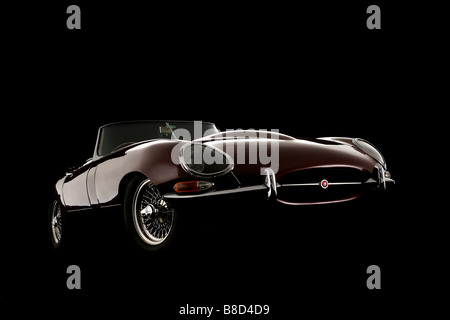 Ein Jaguar E-Cabriolet der Serie 1,5 auf schwarzem Hintergrund im Studio Stockfoto