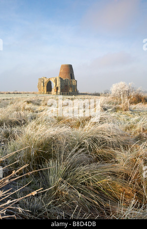 Abtei St. Benet an einem gefrorenen Tag nach einem dramatischen Winter Rauhreif auf den Norfolk Broads Stockfoto