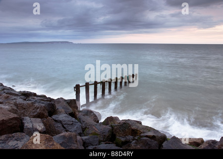 Eine hölzerne Meer Buhne erstreckt sich in den Solent mit der Isle Of Wight in der Ferne. Stockfoto