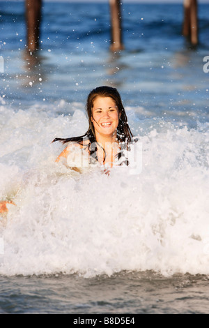 Teenager-Mädchen Surf, Cape May County, Avalon, New Jersey Stockfoto