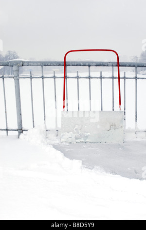 Große Schaufel für eine Minute ruhen. Reinigen die Brücke vom Schnee. Stockfoto