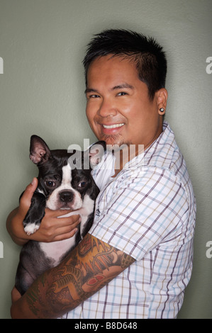 Tätowierte Mann Boston Terrier Stockfoto