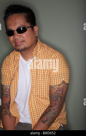 Tätowierte Mann mit Sonnenbrille Stockfoto
