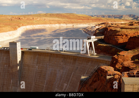 Glen-Schlucht-Verdammung auf dem Colorado River in der Nähe von Page Arizona dient zur Wasserkrafterzeugung Stockfoto