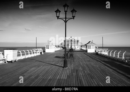 Cromer Pier in mitten im Winter, Norfolk, Großbritannien Stockfoto