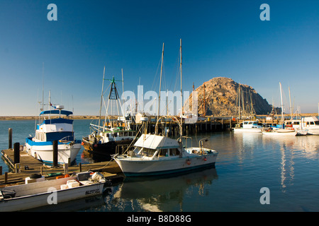 Blick auf Schiffe in Morro Bay und Rock in Kalifornien am Morgen. Stockfoto