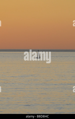 Kleines Segelboot langsam treiben auf dem ruhigen Wasser des Pazifischen Ozeans Stockfoto