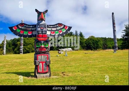 Totempfähle in Alert Bay, Cormorant Island, British Columbia, Kanada. Namgis Grabstätten, Namgis erste Nationen Stockfoto