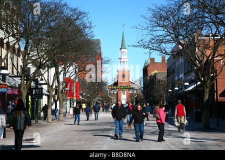 Menschen, die genießen eines Spaziergang auf der Church Street Marketplace, Burlington, VT, USA Stockfoto