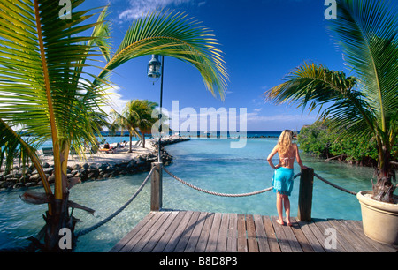 Junge Frau mit Blick auf die Lagune Renaissance Insel Aruba Stockfoto