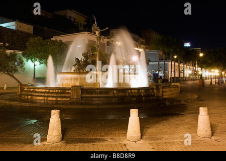 Beleuchteten Brunnen auf dem Paseo De La Princesa alten San Juan Puerto Rico Stockfoto