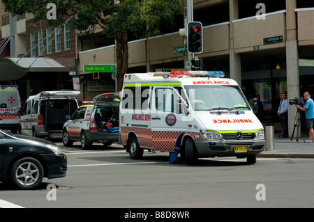 Ein TV-Kameramann filmt ein Patient wird von einem Krankenwagen in der Stadt besucht. Stockfoto