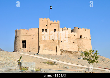 Alte historische Fujairah Fort oder Burg aus dem 16. Jahrhundert eine Besichtigung Touristenattraktion restauriert und gepflegt von Department of Antiquities & Historische VAE Stockfoto