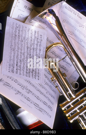Gold und Silber Trompete beruht auf Notenblätter Stockfoto