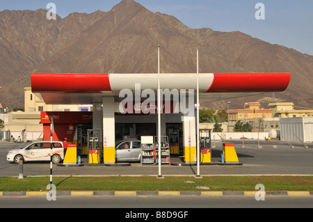 Das Emirat Fujairah am Golf von Oman eine von den Vereinigten Arabischen Emiraten, typische moderne aus Stadt Tankstelle Stockfoto