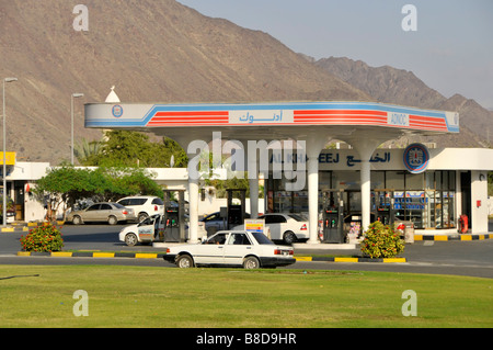 Das Emirat Sharjah am Golf von Oman eine von den Vereinigten Arabischen Emiraten, typische moderne Tankstelle Stockfoto