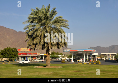 Das Emirat Sharjah am Golf von Oman eine von den Vereinigten Arabischen Emiraten, typische moderne Tankstelle mit Palm-tre Stockfoto