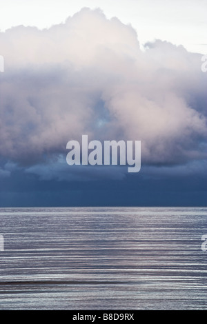 Bedrohliche Gewitterwolken hängen über dem Ozean vor der Küste Schottlands. Stockfoto