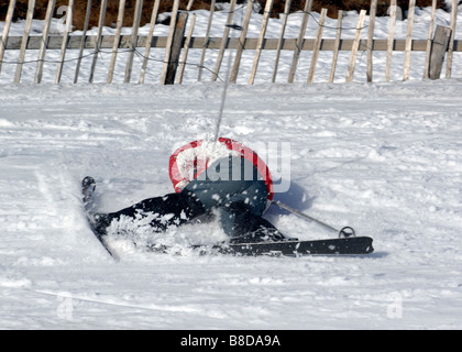 Frau stürzt beim Skifahren Stockfoto