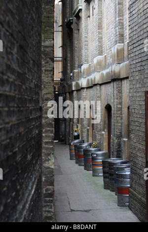 Bierfässer oder Fässer, in einer Gasse, Stockfoto