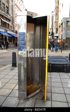 Eine männliche öffentlichen Stand-up Urinal/WC am Soho Square in London. Jan 2009 Stockfoto