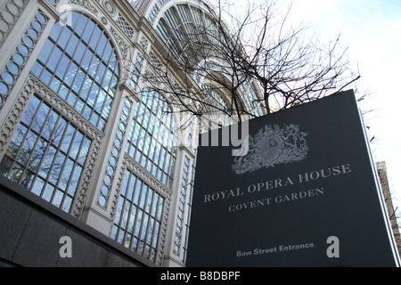 Das zentrale Atrium hinter ein Typenschild, das Royal Opera House, Covent Garden in London. Stockfoto