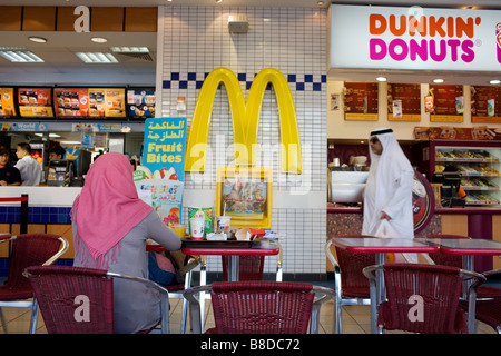 Muslimischen Kunden in einem McDonalds in Abu Dhabi Stockfoto