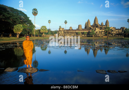 Mönch in Schattierungen, Angkor Wat, Kambodscha Stockfoto