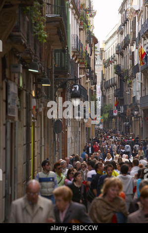 Massen von Menschen in einer Straße im Barri Gotic (gotisches Viertel), Barcelona, Katalonien, Spanien Stockfoto