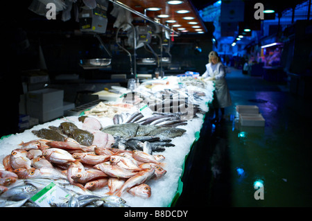 Fisch und Meeresfrüchte gelegt unsere zum Verkauf in der Morgendämmerung an La Boqueria-Markt auf der La Rambla, Barcelona, Spanien Stockfoto