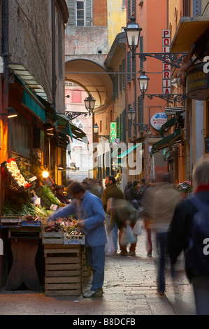 Läden, die Frucht & Gemüse im alten Marktbereich, Bologna, Emilia-Romagna, Italien Stockfoto