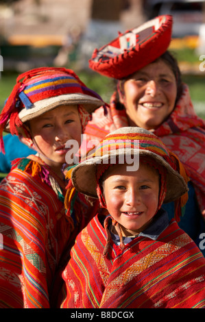 Frau und Kinder, Urubamba, Sacred Valley, nr Cusco, Peru Stockfoto