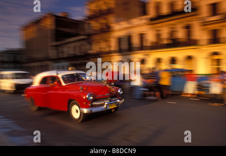 altes Auto in Bewegung, Havanna, Kuba Stockfoto