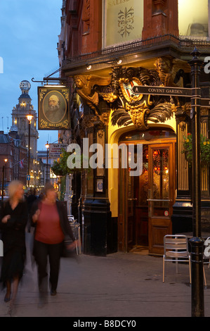 traditionelle Londoner Pub nr Covent Garden mit dem Globe Theatre darüber hinaus, das West End, London, UK Stockfoto