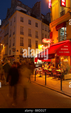 Straßencafé in der Nacht an der Ecke der Rue de Buci & Rue de l ' ancienne Comedie, Saint-Germain-des-Prés, Rive Gauche, Paris, France Stockfoto