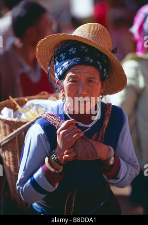Gemüsemarkt, Frau in Tracht, Wase, Yunnan Provinz, China Stockfoto