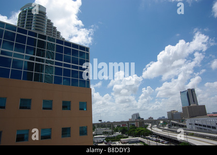 Blick auf Downtown Miami River Walk entfernt Stockfoto