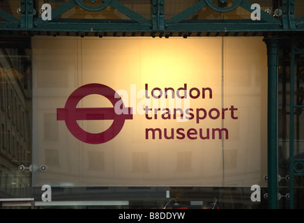 London Transport Museum Zeichen durch Glas, Covent Garden, London. Jan 2009 Stockfoto