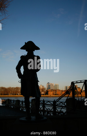 Statue von Admiral Nelson bei Silhouette gegen die Themse und Isle of Dogs Skyline London Greenwich Stockfoto