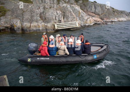 Amerikanische Touristen auf Bullero Island im schwedischen Schären Schweden Ostsee Stockfoto