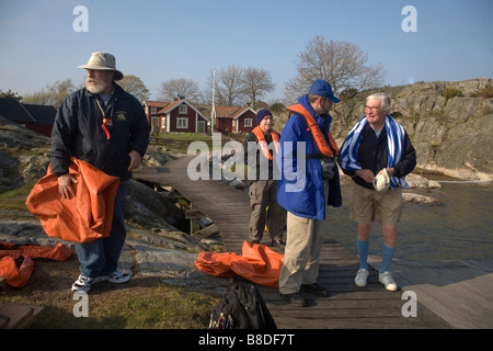 Amerikanische Touristen auf Bullero Island im schwedischen Schären Schweden Ostsee Stockfoto