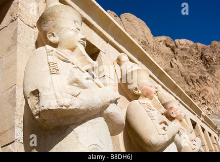 Osiris Statuen graviert auf Leichenhalle Tempel der Königin Hatshepsut, Luxor, Ägypten. Stockfoto