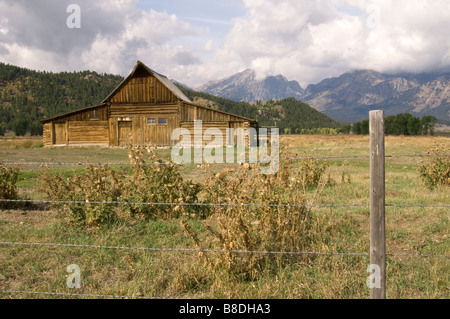 Der Grand Teton Bergkette mit Homestead Ranch und Scheune Stockfoto