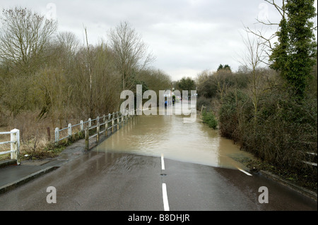 eine unwegsame Straße durch lokale Überschwemmungen mit Wasser für die Straße oder Hignway nach ein Fluss seine Banken platzen Stockfoto